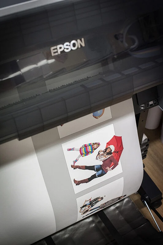 Vier-Jahreszeiten-Leinwand: Druck läuft aus dem großen Epson-Drucker