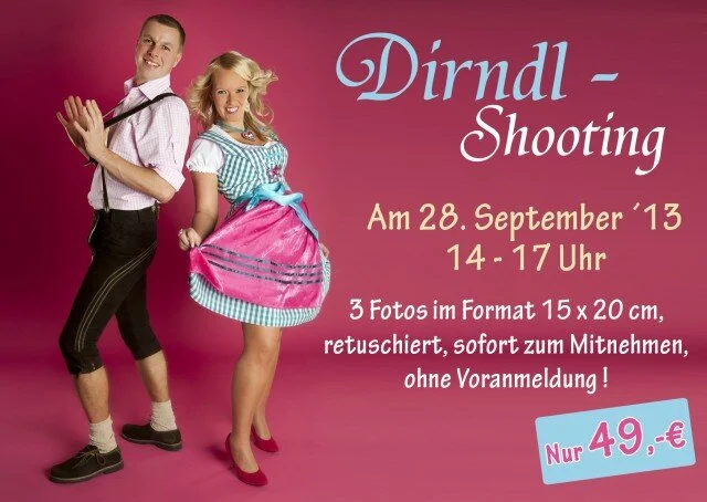 Dirndl-Fotoshooting: Paar in Lederhose und Dirndl auf pinkem Aktionsmotiv