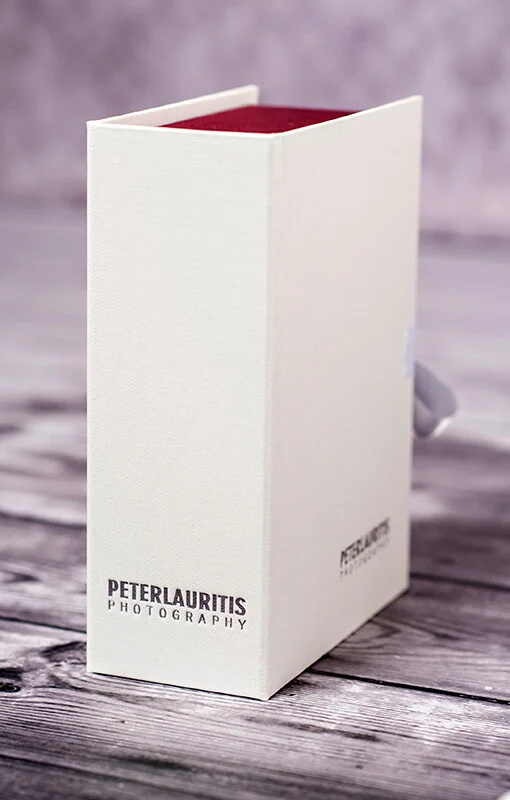 Fotobox geschlossen | Peter Lauritis Photography Geschlossene Fotobox in Creme mit weinrotem Innenleben und Logo