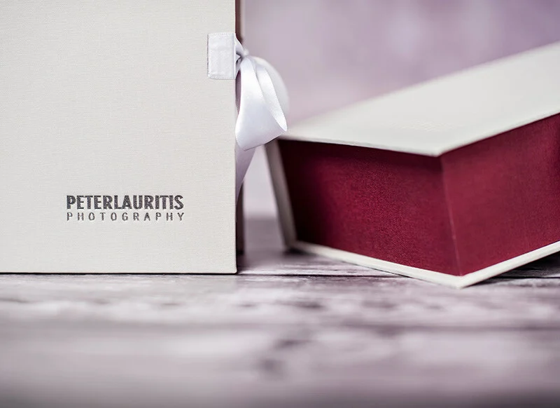 Logo | Peter Lauritis Photography Eingeprägtes silbernes Logo auf der cremeweißen Fotobox