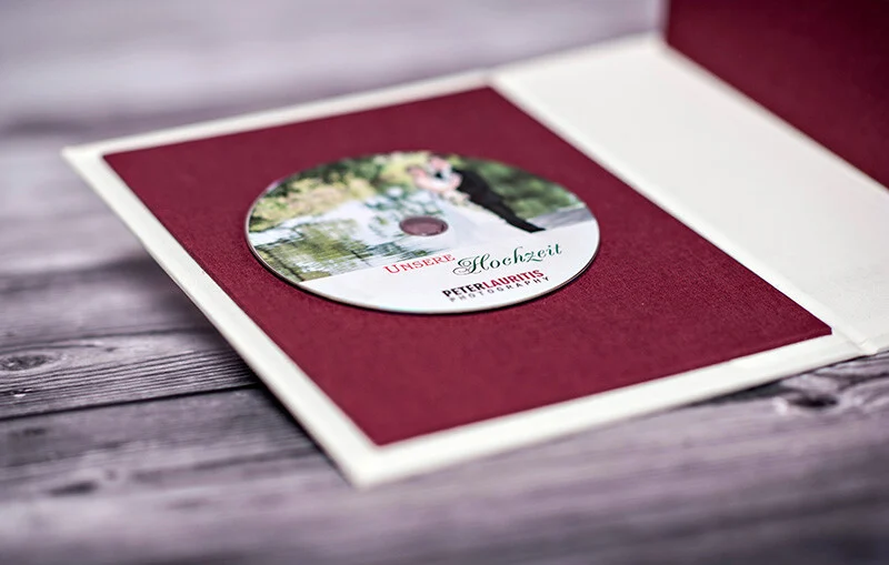 Datenträger | Peter Lauritis Photography Datenträger mit Hochzeitsfoto in der weinroten Mulde der Box