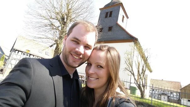 Selfie vor der Kirche | Peter Lauritis Photography Konfirmationsfotos in Hatzbach 2015: Selfie der Fotografen vor der Kirche