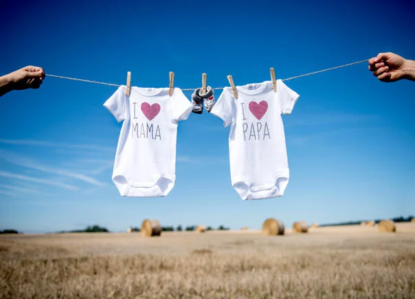 Bodys an der Wäscheleine | Peter Lauritis Photography Babypass für werdende Eltern: Bodys I love Mama und Papa an der Wäscheleine