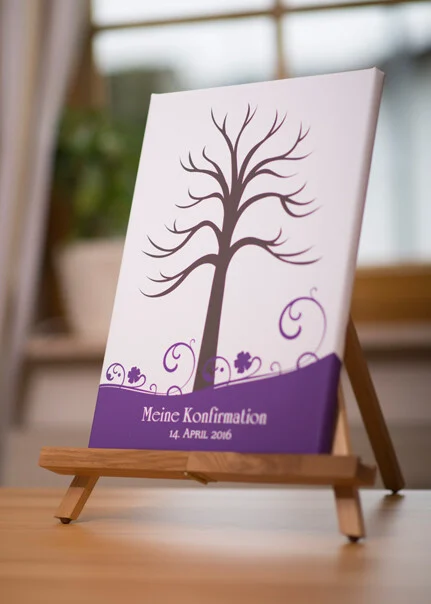 Gästebaum mit verspielten Ornamenten | Peter Lauritis Photography Gästebaum mit Ornamenten: dunkler Baum mit lila Welle, Ranken und Blüten