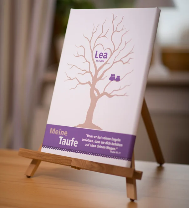 Taufbaum mit zwei kleinen Eulen | Peter Lauritis Photography Taufbaum mit Eulen: rosébrauner Baum mit zwei lila Eulen und Band Meine Taufe