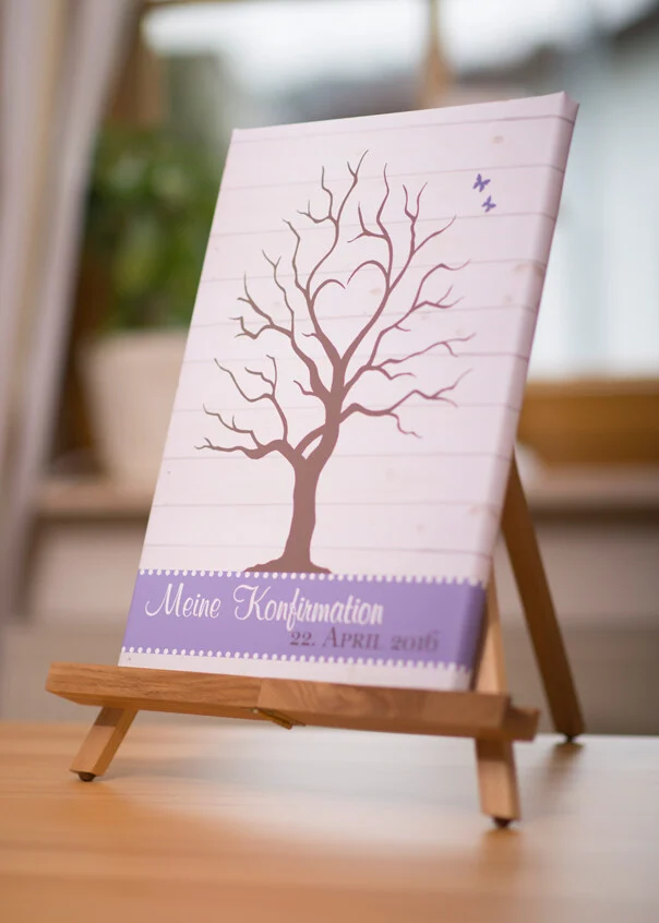 Konfirmationsbaum in Holzoptik | Peter Lauritis Photography Konfirmationsbaum in Holzoptik: zarter Baum mit Schmetterlingen und fliederfarbenem Band