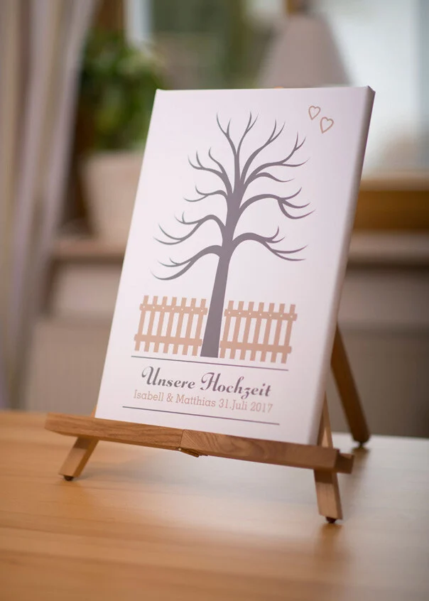 Gästebaum mit Gartenzaun | Peter Lauritis Photography Gästebaum mit Gartenzaun: grauer Baum hinter hellem Holzzaun mit zwei Herzen