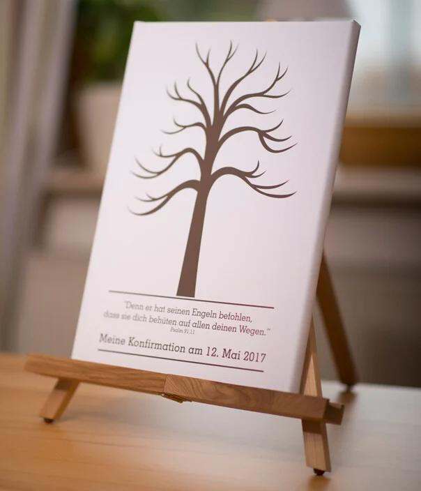 Kommunionsbaum mit Bibelvers | Peter Lauritis Photography Kommunionsbaum mit Bibelvers: brauner Baum mit Vers und Datum auf weißer Leinwand