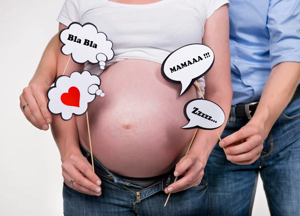 Babybauch mit Sprechblasen | Peter Lauritis Photography Babybauchfotos mit Sprechblasen: Paar hält Sprüche wie MAMAAA und Herz um den Bauch