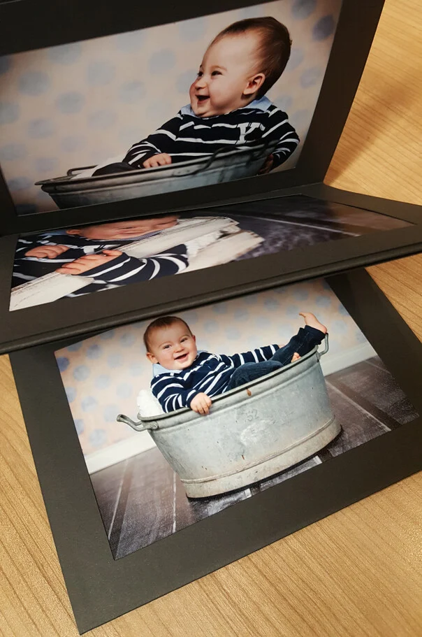 Babyfotos Zinkwanne | Peter Lauritis Photography Babyfotos in der Zinkwanne: Junge im Streifenpullover in dunklen Passepartouts