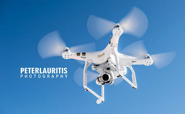 Drohne im Flug | Peter Lauritis Photography Drohnenflug über Burgholz: weiße Drohne DJI Phantom 3 vor blauem Himmel