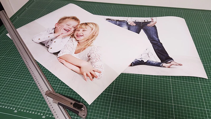 Großformate auf dem Schneidetisch | Peter Lauritis Photography Fotos im Großformat: zwei frisch gedruckte Kinderfotos auf der Schneidematte