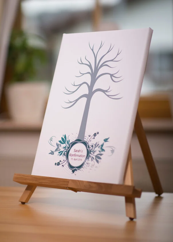Gästebaum mit Blumenkranz | Peter Lauritis Photography Gästebaum mit Blumenkranz: graublauer Baum mit Blätterkranz und pinker Schrift