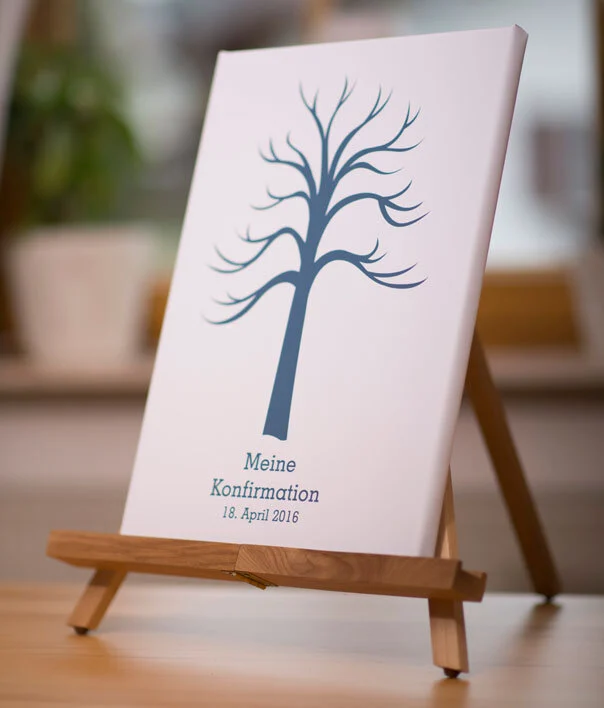 Fingerabdruck-Baum zur Konfirmation | Peter Lauritis Photography Fingerabdruck-Baum zur Konfirmation: blaugrauer Baum mit Schrift auf weißer Leinwand