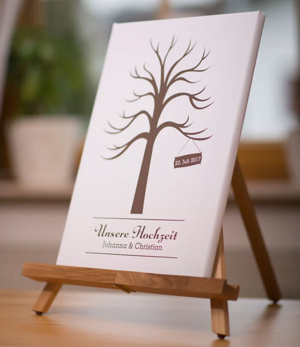 Hochzeitsbaum mit kleinem Schild | Peter Lauritis Photography Hochzeitsbaum mit Schild: brauner Baum mit hängendem Datumsschild und Schriftzug