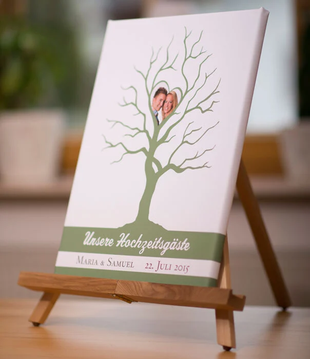 Gästebaum mit Foto für die Hochzeit | Peter Lauritis Photography Gästebaum mit Foto: grüner Baum mit herzförmigem Paarfoto auf einer Holzstaffelei
