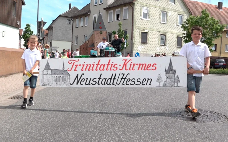 Banner Trinitatis-Kirmes | Peter Lauritis Photography Festzug der Trinitatis-Kirmes: zwei Jungen tragen das Banner durch die Straße