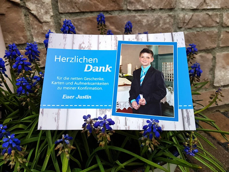 Dankeskarten zur Konfirmation: blaue Karte mit Foto zwischen Traubenhyazinthen