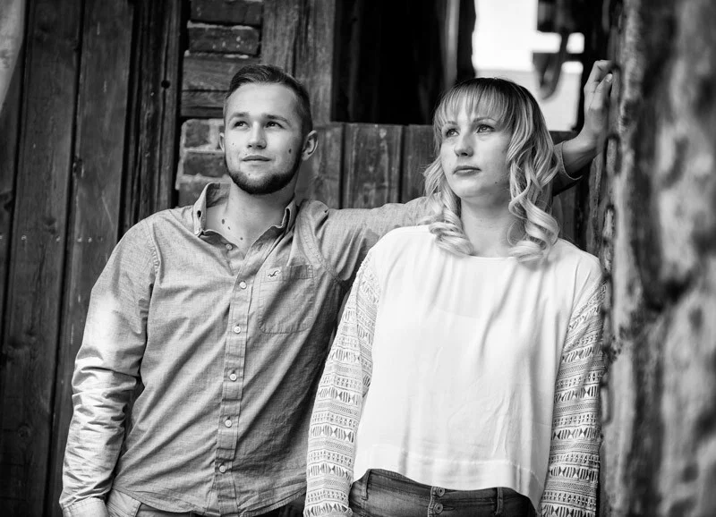 Geschwister an der Holzwand | Peter Lauritis Photography Geschwisterfotos als Geschenk: Bruder und Schwester vor einer alten Holzwand, schwarz-weiß