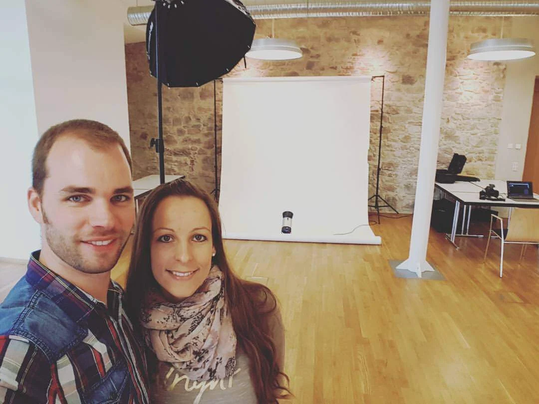 Selfie im Kloster | Peter Lauritis Photography Fotoshooting im Kloster Haydau: Selfie vor mobilem Studio mit weißem Hintergrund und Softbox