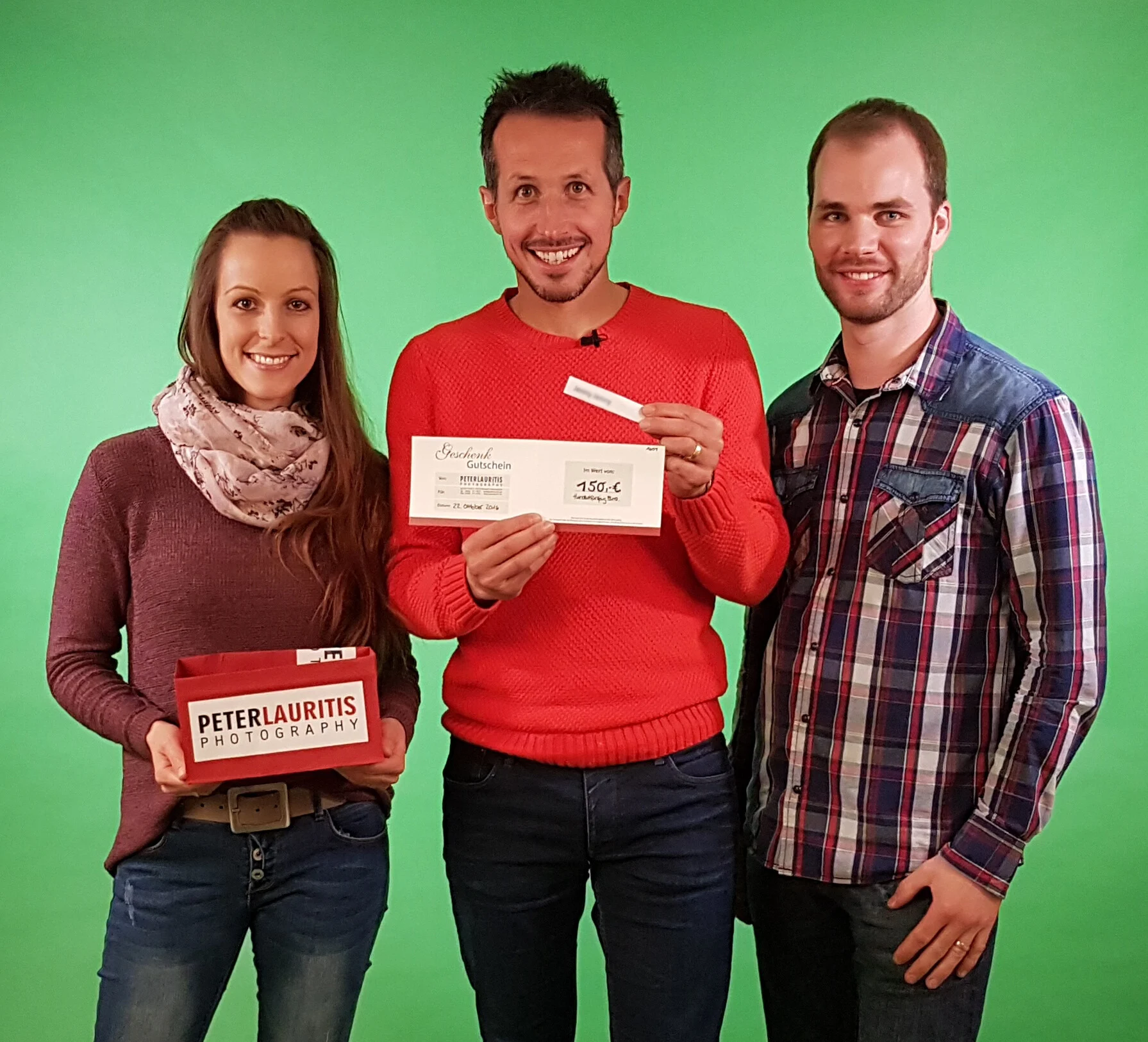 Auslosung mit Willi Weitzel | Peter Lauritis Photography Auslosung mit Willi Weitzel: drei Personen vor grünem Hintergrund mit 150-Euro-Gutschein