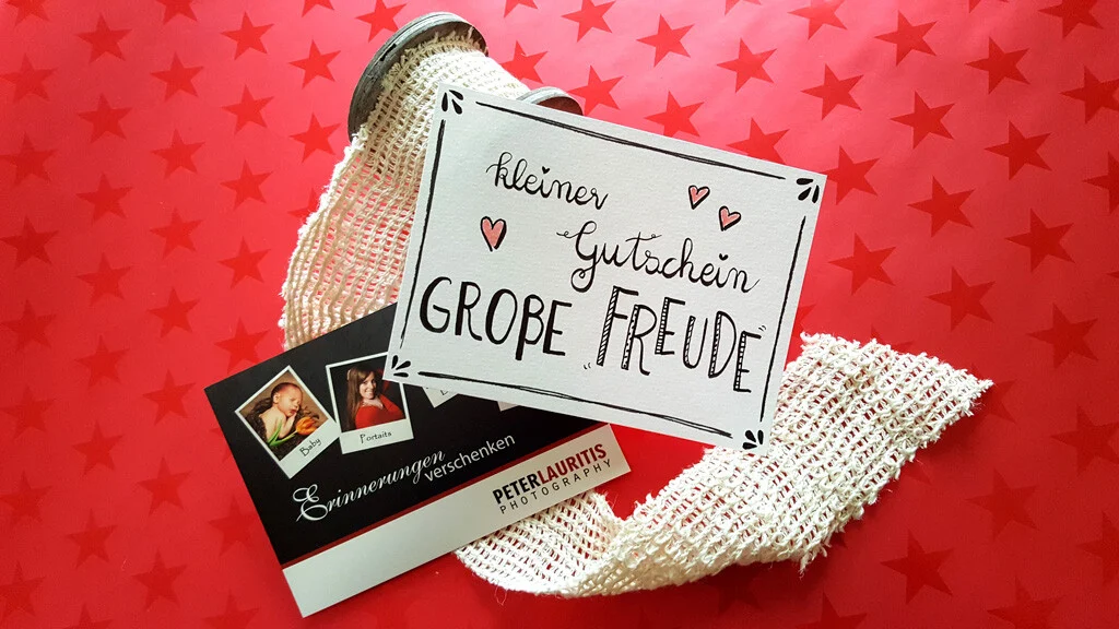 Gutschein auf Sternenpapier | Peter Lauritis Photography Fotogutschein für die Großeltern: Gutschein und Karte auf rotem Sternenpapier