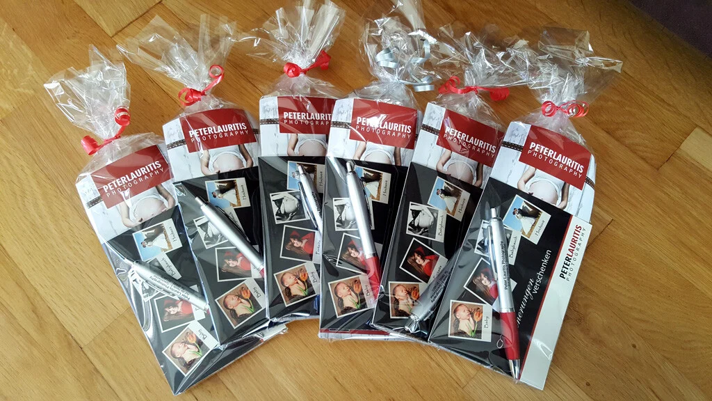 Verpackte Gutscheine | Peter Lauritis Photography Gutscheine für die Tombola: sechs verpackte Gutscheine mit Kugelschreibern und Schleifen
