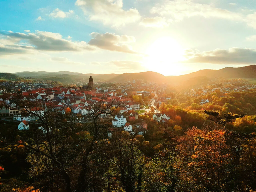Bad Wildungen im Abendlicht | Peter Lauritis Photography Bad Wildungen bei Sonnenuntergang: Blick über die Stadt mit Kirchturm und Herbstlaub