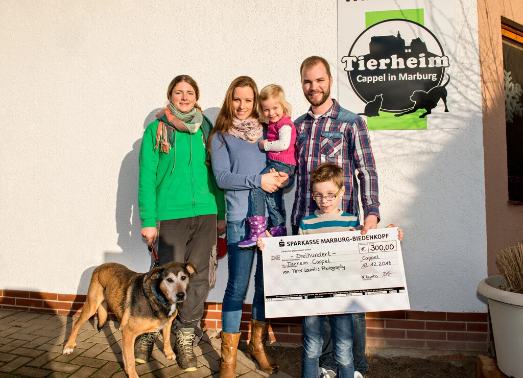 Scheckübergabe Tierheim Cappel | Peter Lauritis Photography Spende an das Tierheim Cappel: Gruppe mit Hund und Spendenscheck über 300 Euro