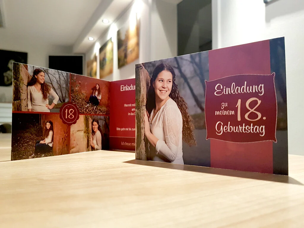 Einladung zum 18. | Peter Lauritis Photography Einladungskarte zum 18. Geburtstag: Klappkarte mit Portraits einer jungen Frau am Baum