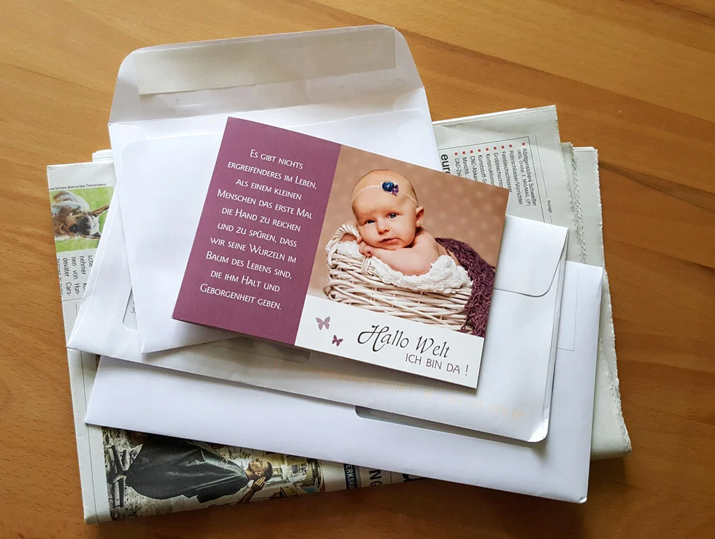 Dankeskarte zur Geburt | Peter Lauritis Photography Dankeskarte zur Geburt: Karte mit Baby im Weidenkorb und Spruch auf Briefumschlägen