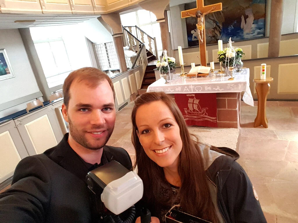 Selfie in der Kirche | Peter Lauritis Photography Fotograf für Konfirmation und Kommunion: Selfie mit Kamera und Blitz vor dem Altar
