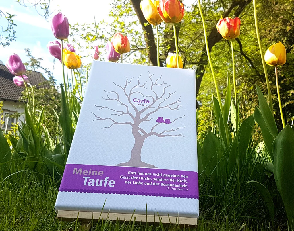 Gästebaum zur Taufe | Peter Lauritis Photography Gästebaum zur Taufe: Leinwand mit Baum, Namensherz und Taufspruch zwischen Tulpen