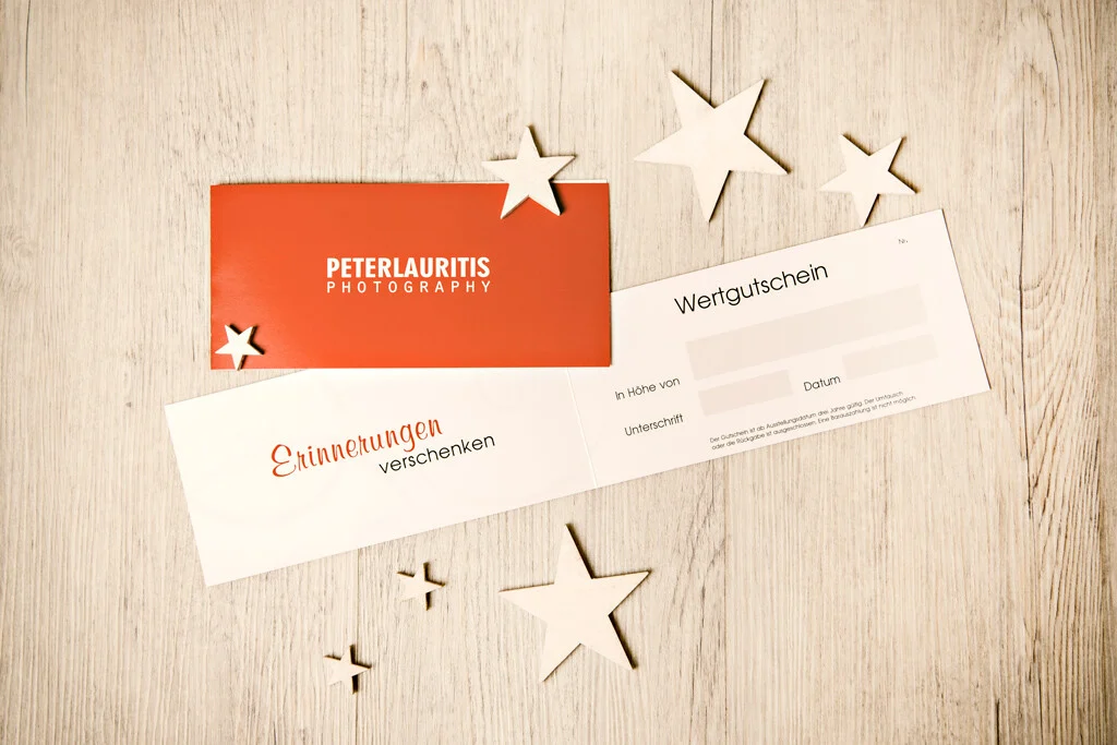 Wertgutschein | Peter Lauritis Photography Wertgutschein zu Weihnachten: Gutschein „Erinnerungen verschenken“ mit rotem Umschlag und Sternen