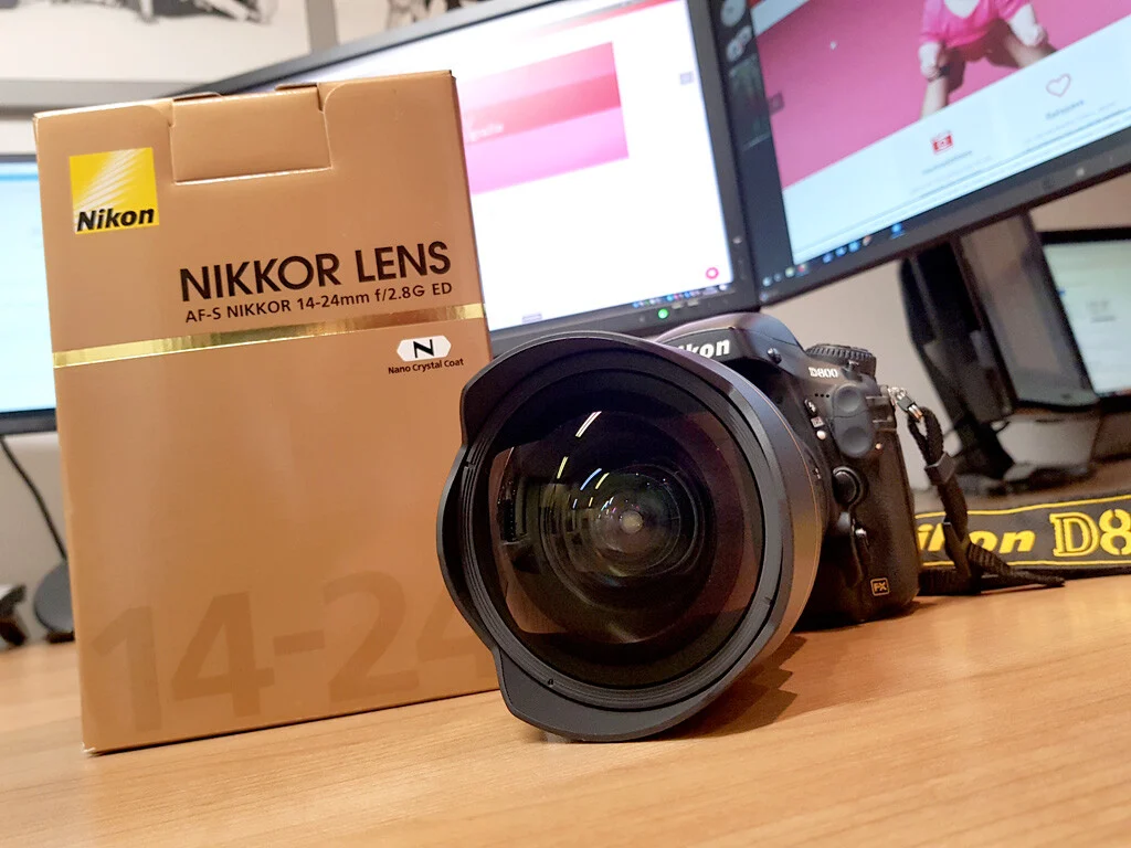 Nikkor 14-24 mm | Peter Lauritis Photography Weitwinkelobjektiv: Nikkor 14–24 mm an einer Nikon-Kamera neben der Originalverpackung