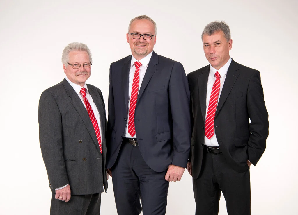 Drei Berater | Peter Lauritis Photography Businessportrait: drei Berater in Anzug und roter Krawatte vor hellem Hintergrund