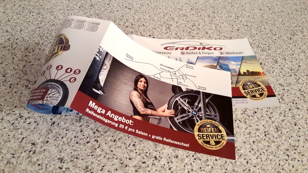 Flyer mit unserem Foto | Peter Lauritis Photography Fotos für Werbeflyer: aufgeklappter Flyer der Kfz-Werkstatt mit Motiv aus unserem Shooting