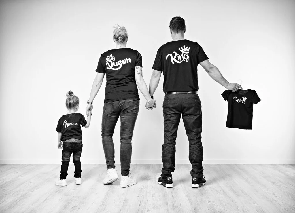 Familie mit Queen- und King-Shirts | Peter Lauritis Photography Babyankündigung: Familie in Queen-, King- und Princess-Shirts hält ein kleines Prince-Shirt