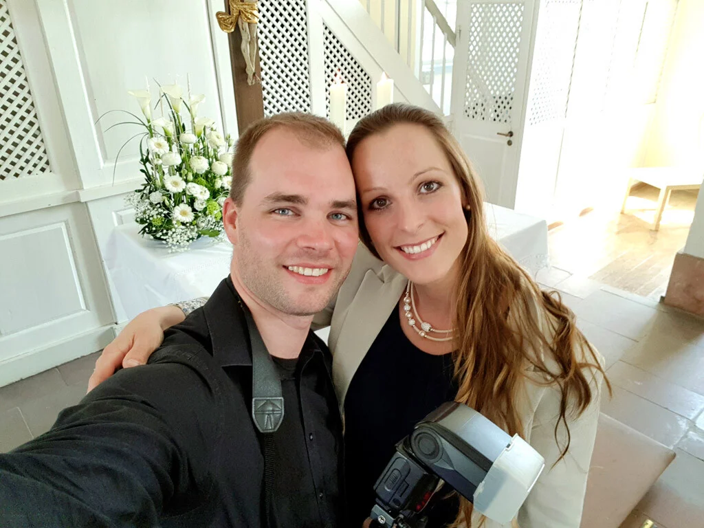 Selfie unterwegs | Peter Lauritis Photography Fotograf für Kirchenfeste: Selfie von zwei lachenden Personen mit Kamera und Blitz