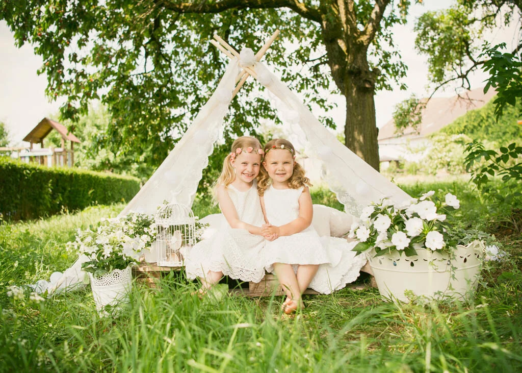 Vintage-Kulisse | Peter Lauritis Photography Sommer-Fotoaktion 2018: zwei Mädchen in weißen Kleidern sitzen vor einem Zelt aus Spitze