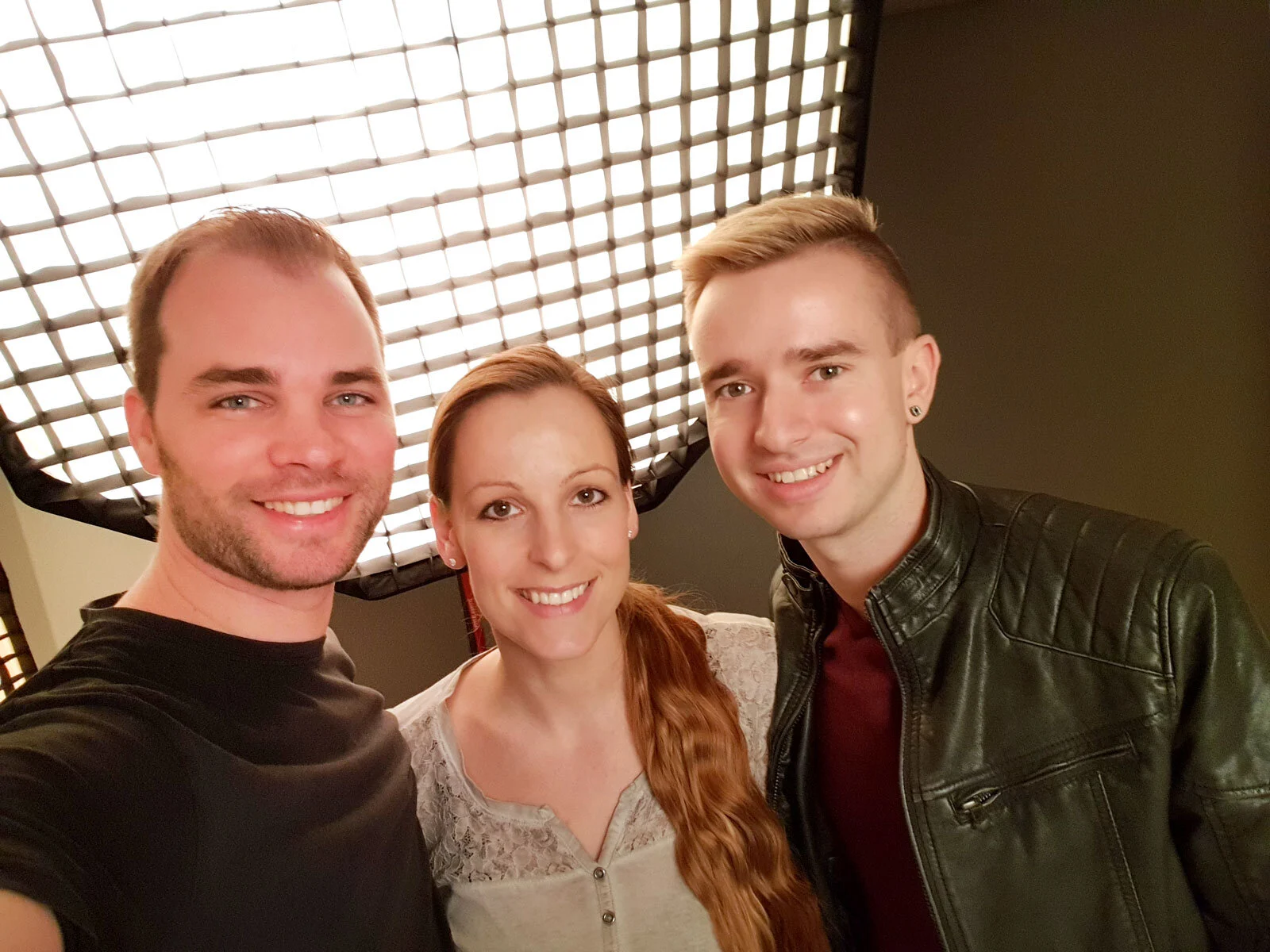 Fotos für CD-Cover: Erinnerungsselfie von drei lachenden Personen vor einer Studioleuchte