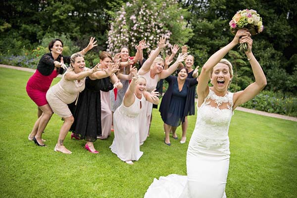 vorschau hochzeit gruppenfotos witzige natuerliche familie freunde