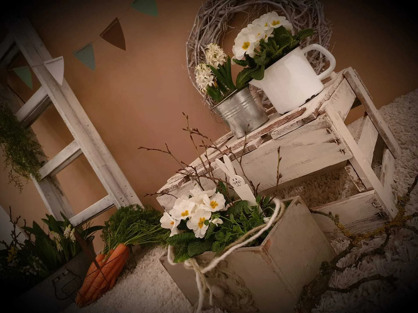 Frühlingskulisse | Peter Lauritis Photography Frühlingskulisse mit weißen Primeln, Weidenkranz, Holzleiter, Kisten und einer Gießkanne