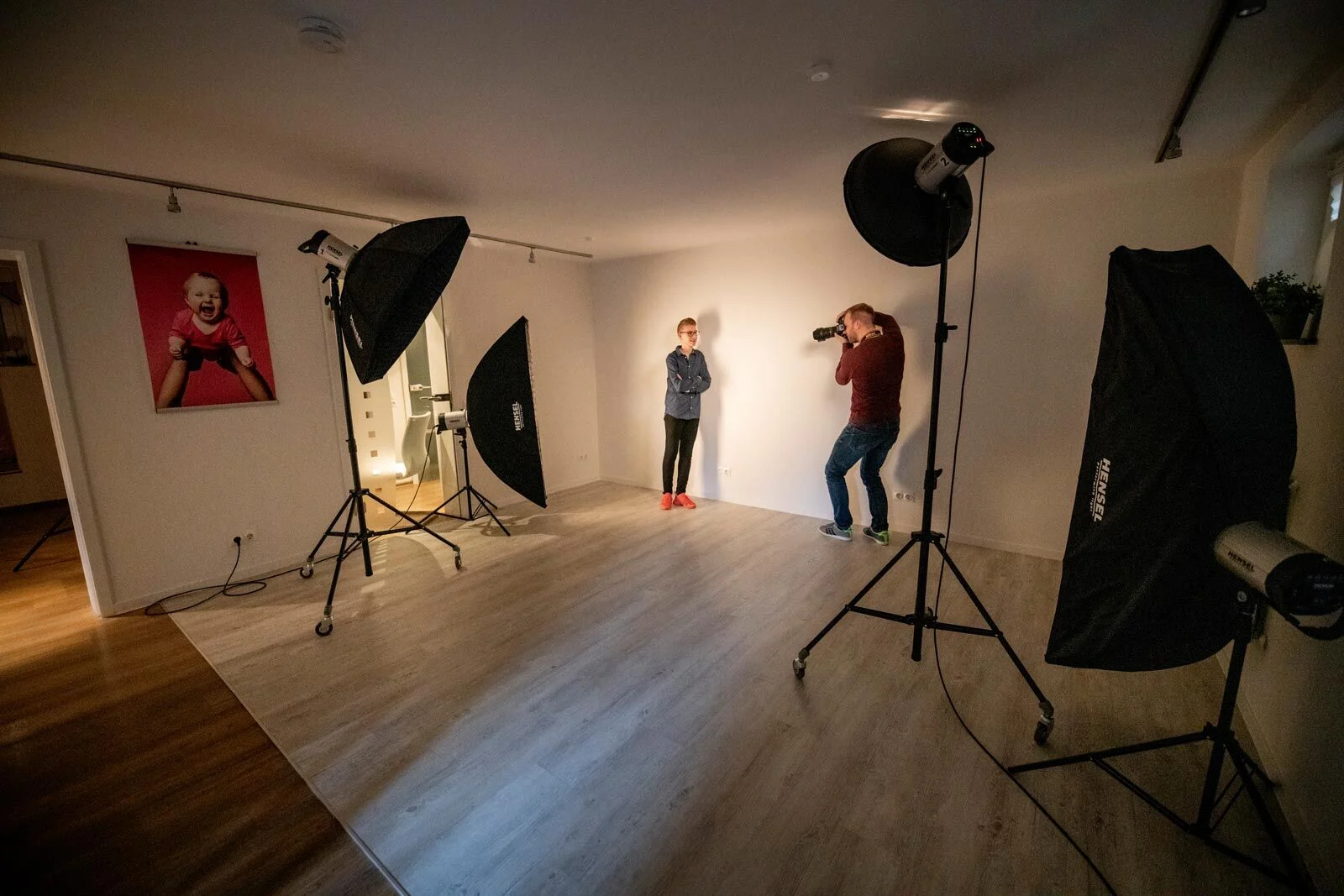 Einladungskarten zur Konfirmation: Fotograf fotografiert einen Jungen im Studio mit Softboxen