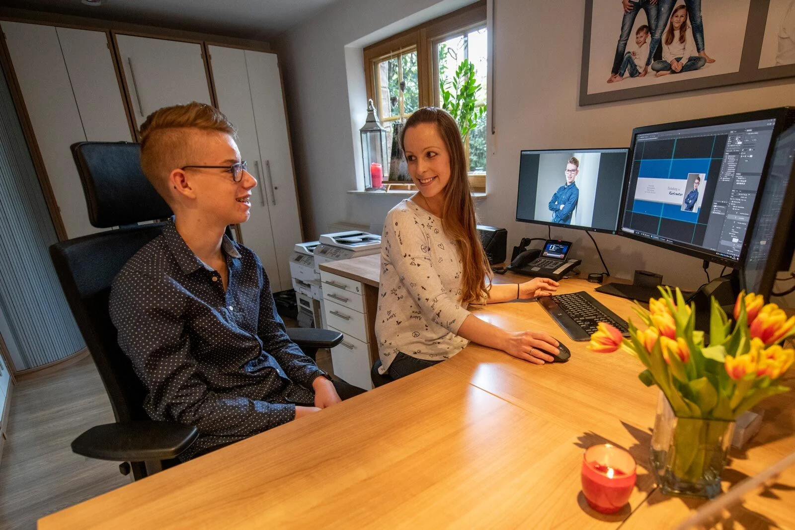 Kartengestaltung | Peter Lauritis Photography Junge mit Brille und Mitarbeiterin gestalten am Computer die Einladungskarte