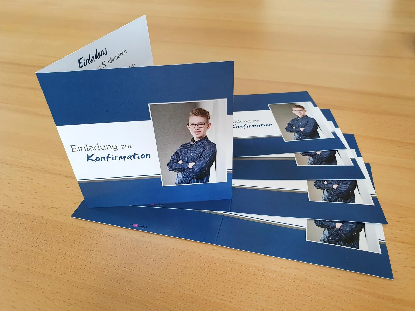 Fertige Karten | Peter Lauritis Photography Blaue Klappkarten mit Foto eines Jungen und dem Text Einladung zur Konfirmation