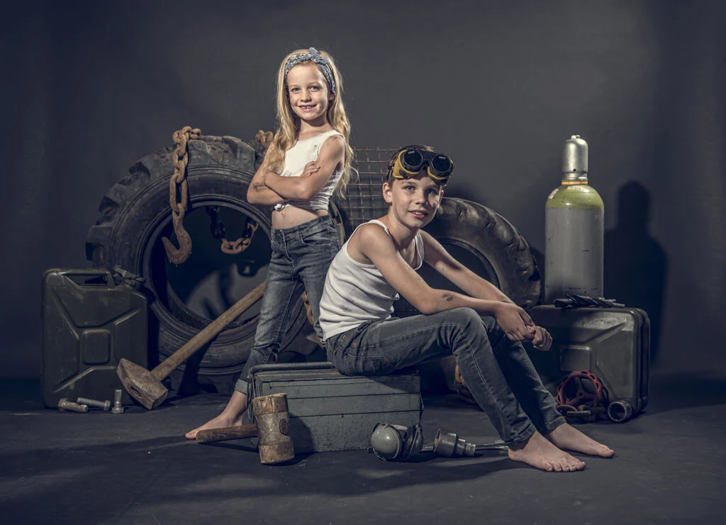 Werkstatt-Kulisse | Peter Lauritis Photography Werkstatt-Kindershooting: Mädchen und Junge mit Schweißerbrille vor Traktorreifen und Gasflasche