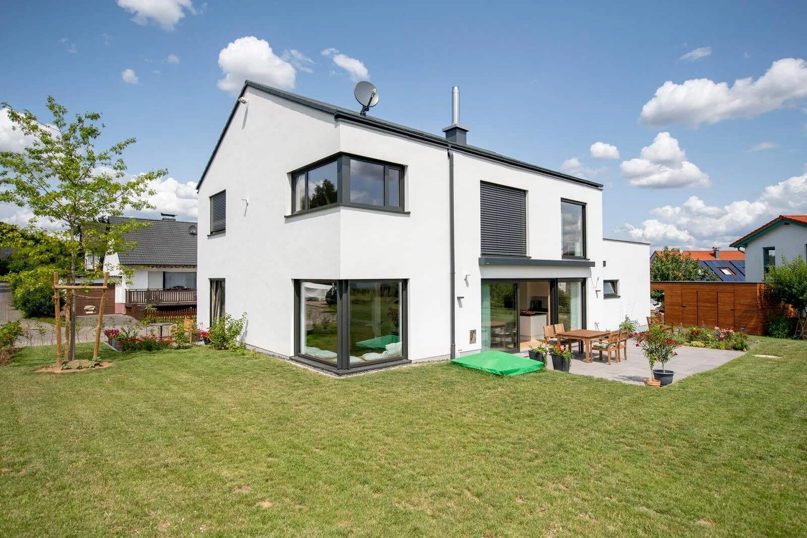 Modernes Haus | Peter Lauritis Photography Architekturfotografie: modernes weißes Einfamilienhaus mit großen Fenstern, Rasen und Terrasse