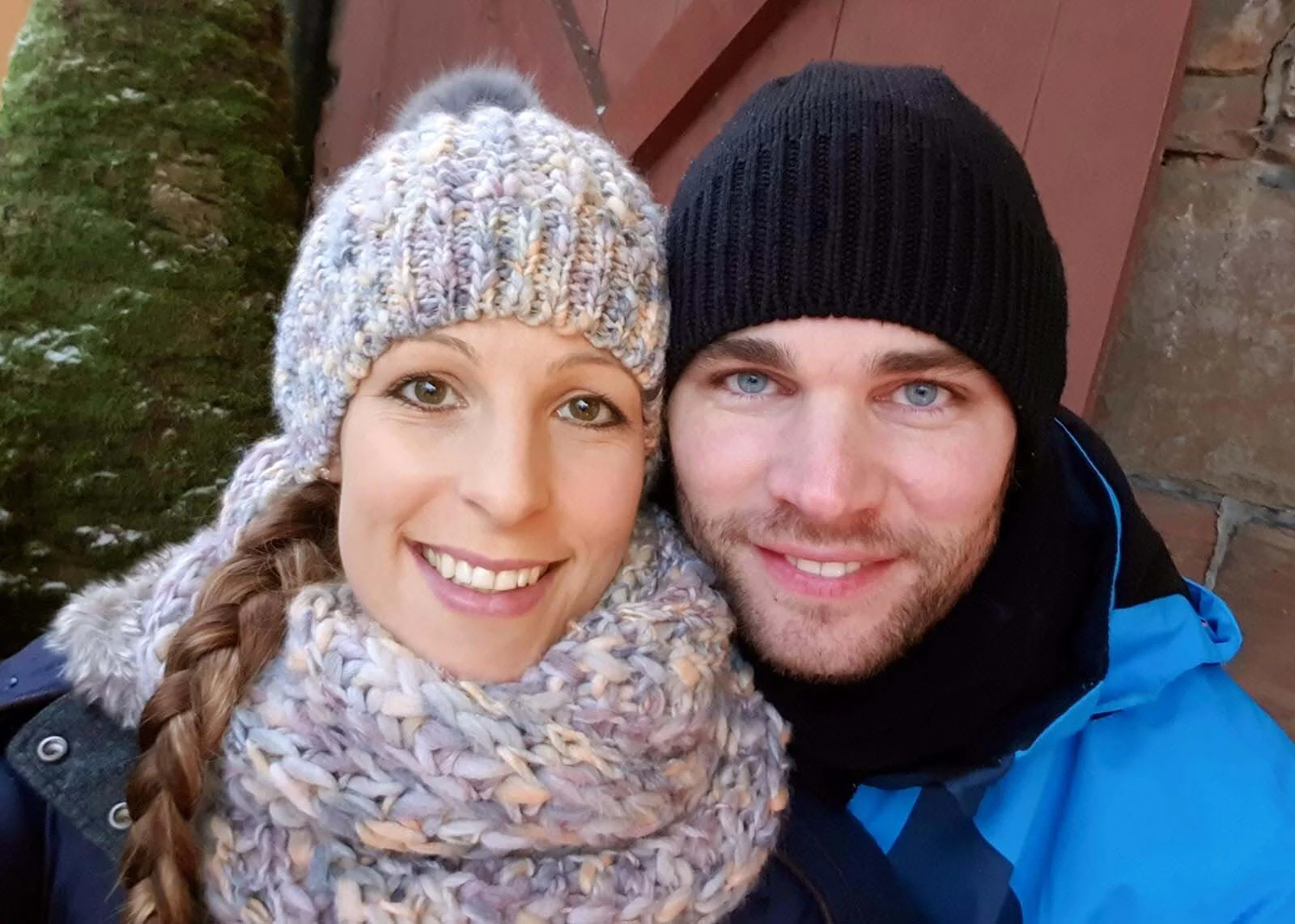 Winterliches Selfie | Peter Lauritis Photography Weihnachtsgrüße: lächelndes Paar mit Wollmützen und Schals bei einem Selfie im Winter