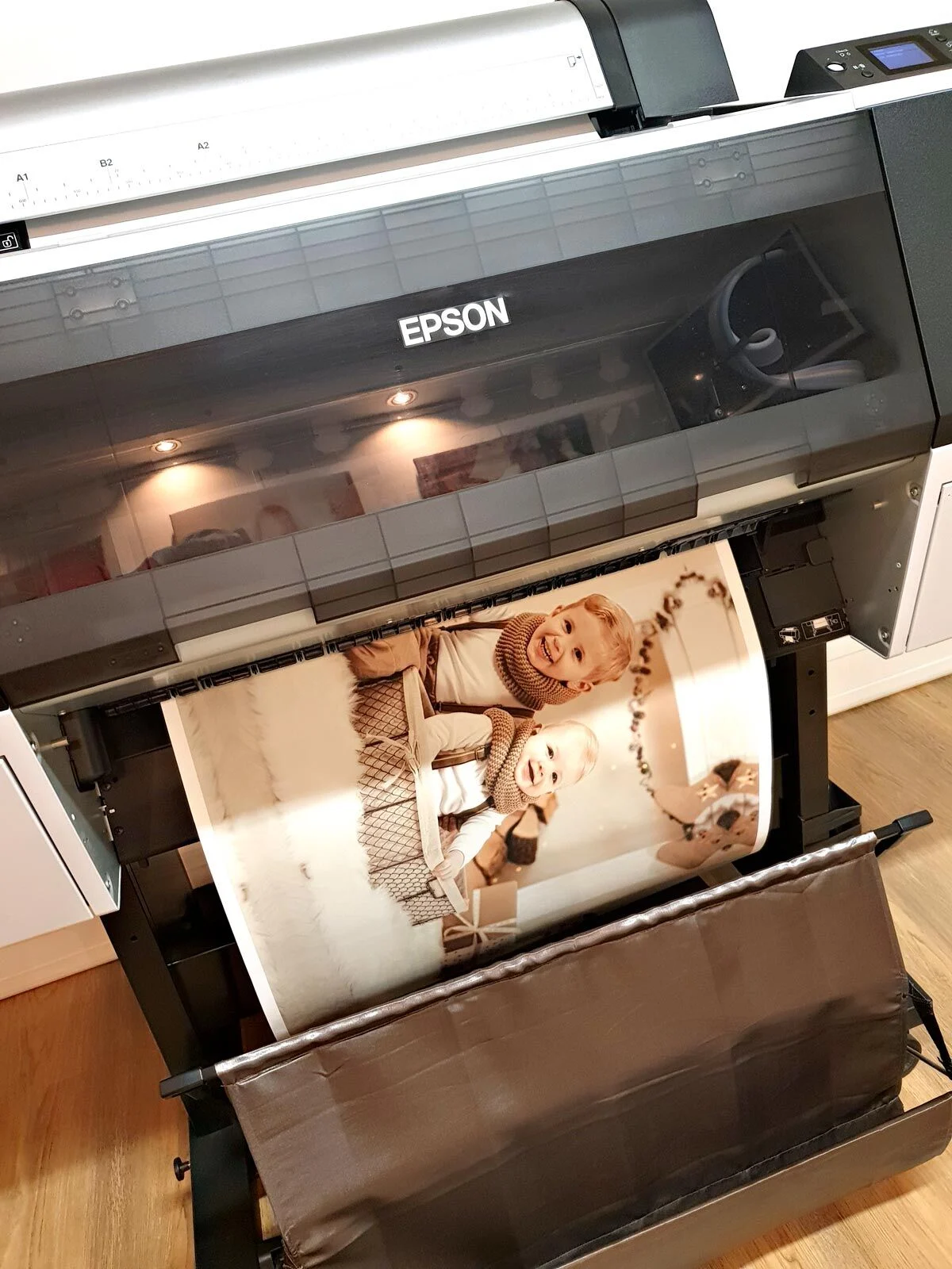 Leinwandproduktion: Familienfoto wird in einem Epson-Großformatdrucker gedruckt